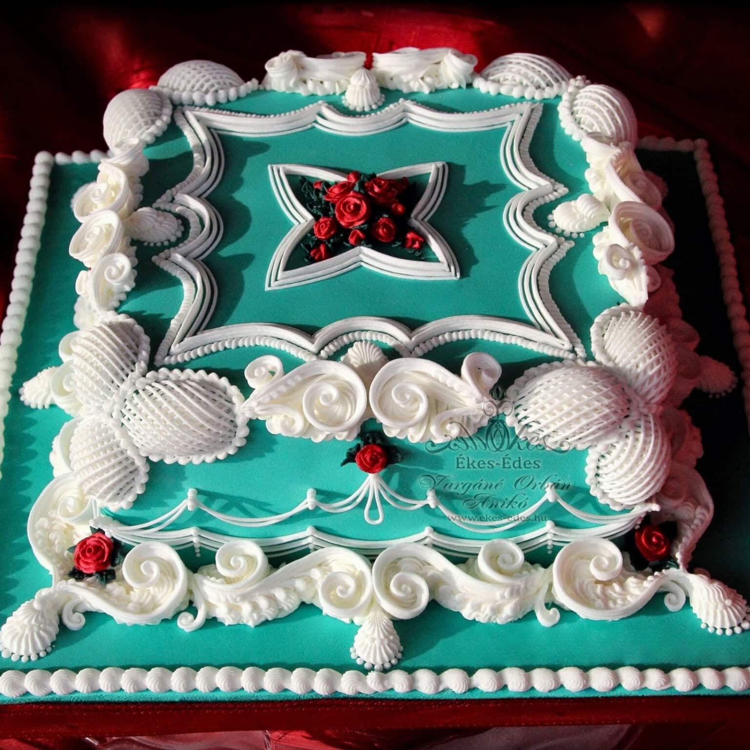 vargane-orban-aniko-royal-icing-overpiping-cake-2
