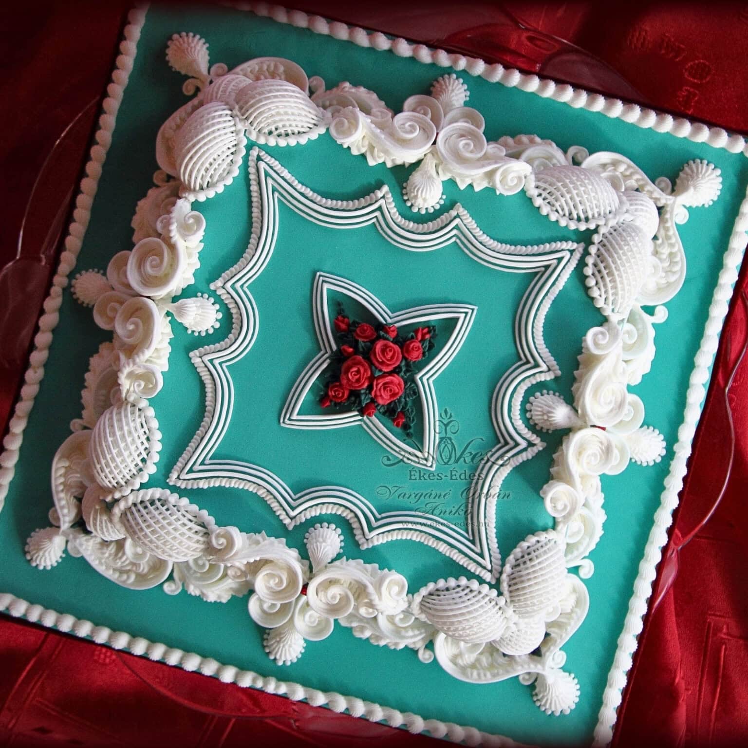 vargane-orban-aniko-royal-icing-overpiping-cake-top