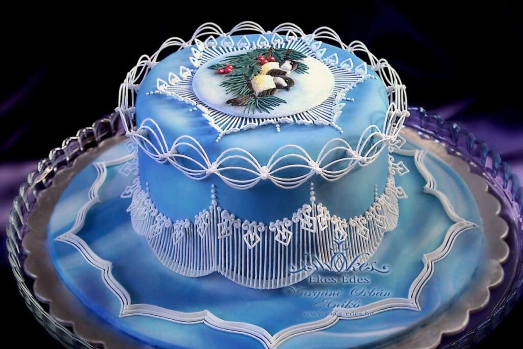 Kiterjesztett szálas kék téli torta (royal icing string work) - tanfolyam kártya kép.