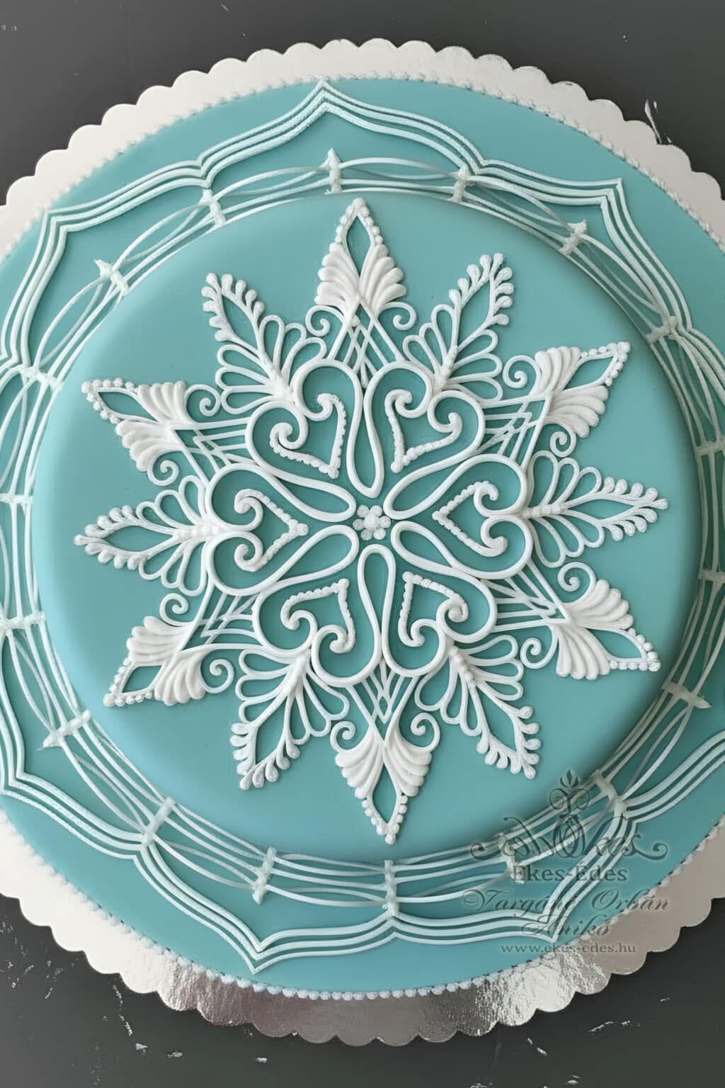 Türkizék torta, hópehely írókázott cukormáz díszítéssel.