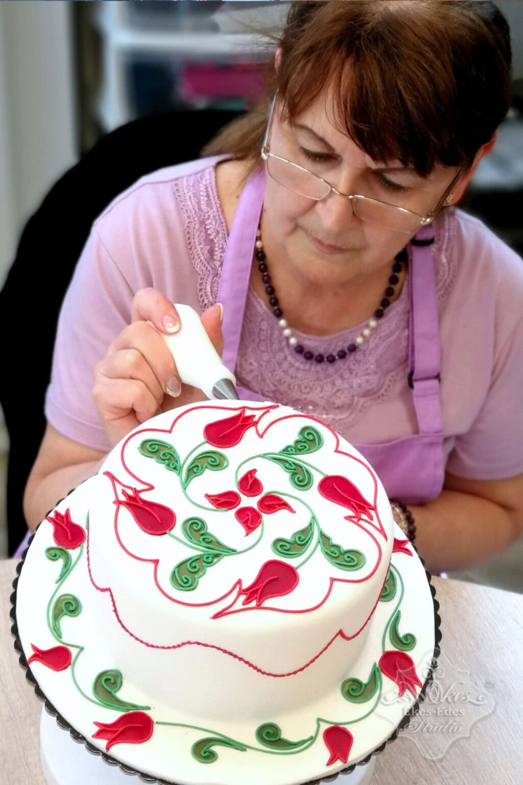 leejtettszalas-cukormazas-magyaros-torta-diszites-kozben