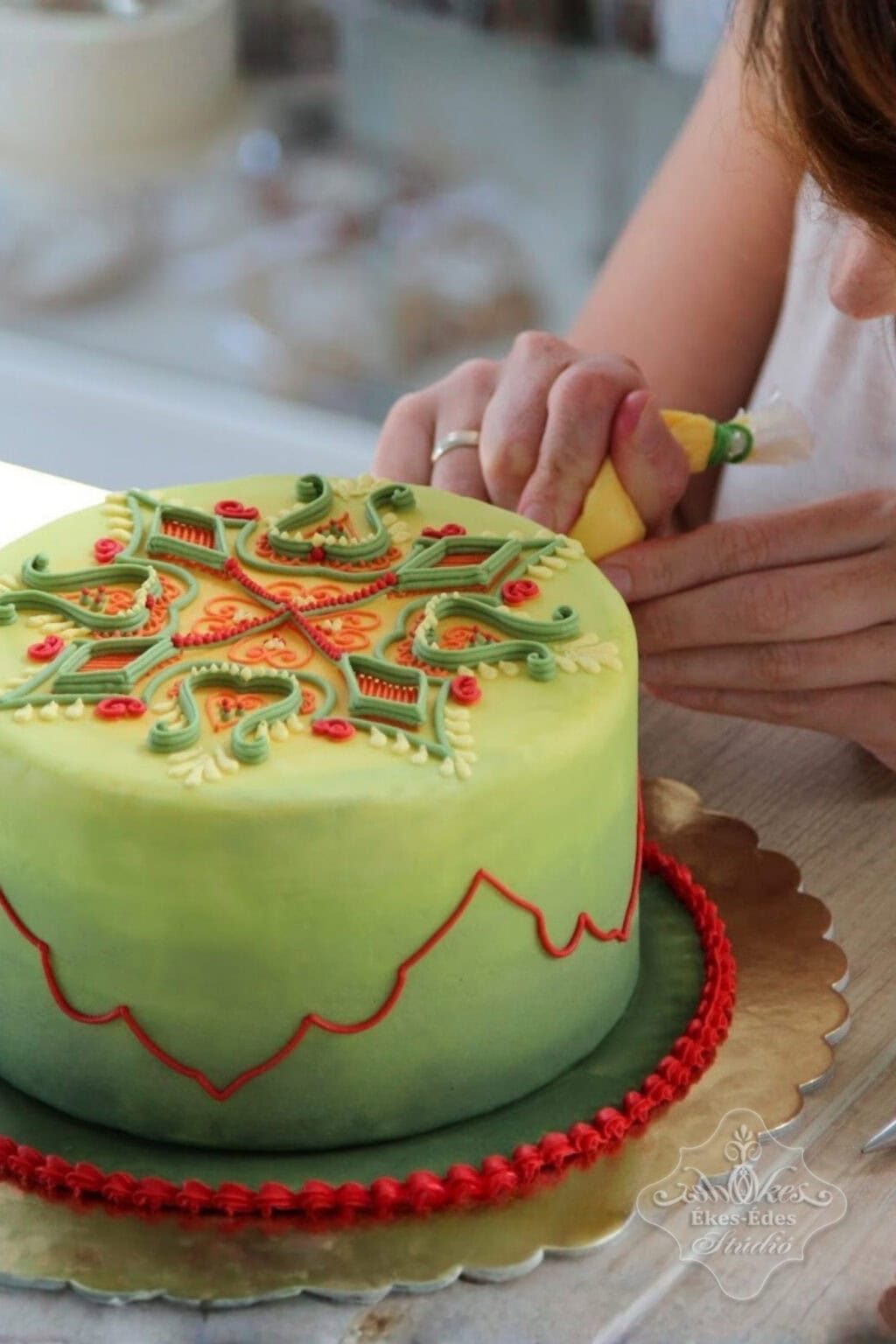 leejtettszalas-cukormazas-torta-diszites-kozben