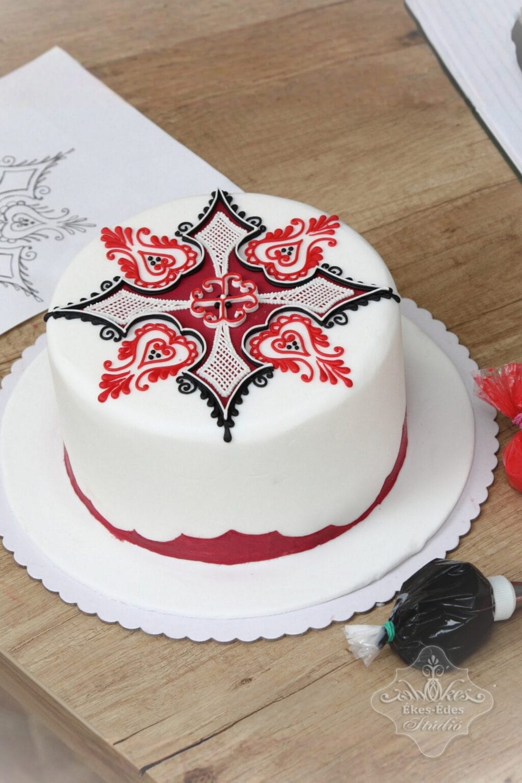 leejtettszalas-cukormazas-torta-felig-kesz