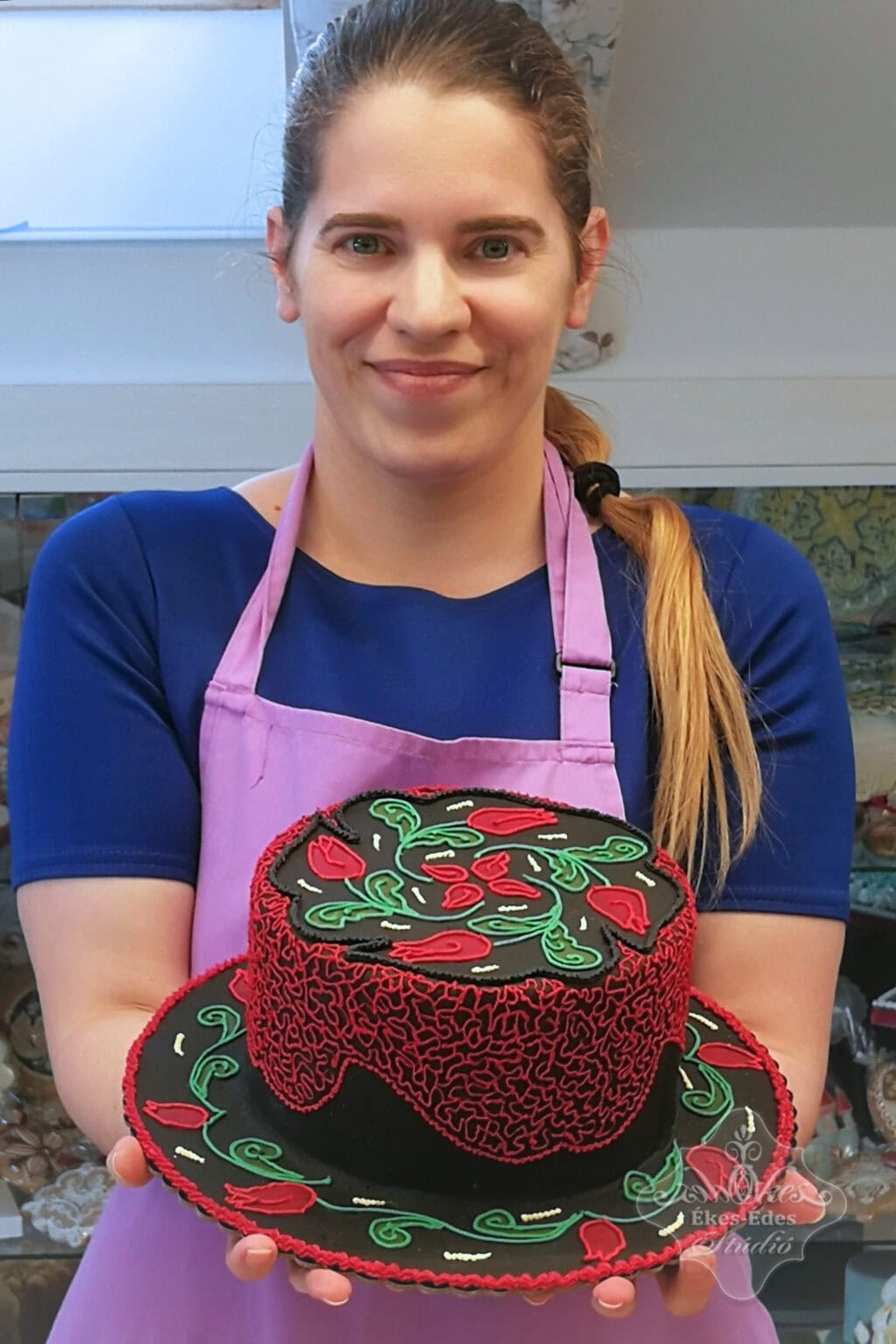 resztvevo-royal-icing-tortaval-tanfolyamon