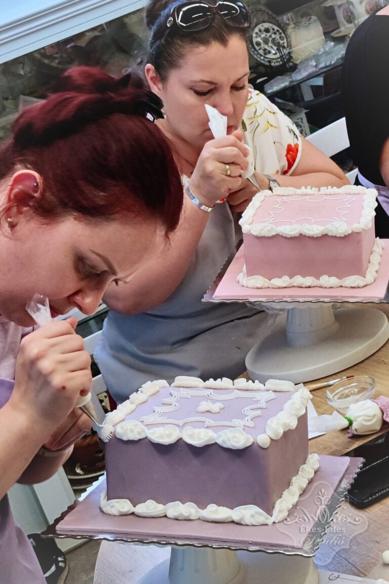 Royal icing overpiping tortadíszítő tanfolyamon résztvevők munka közben.