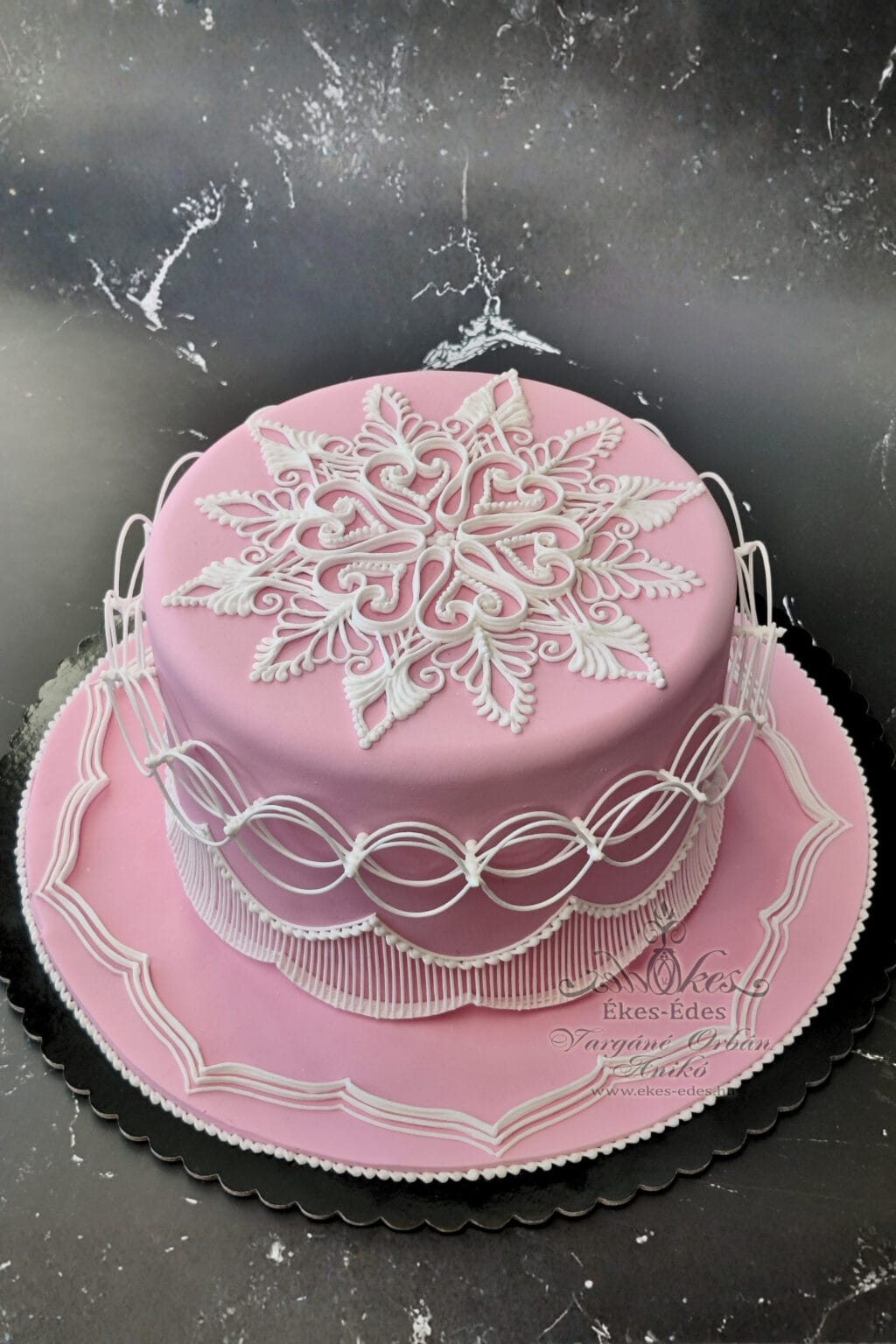 Royal icing string work, extension work és bridge technikák az oktató, Vargáné Orbán Anikó bemutató tortáján.