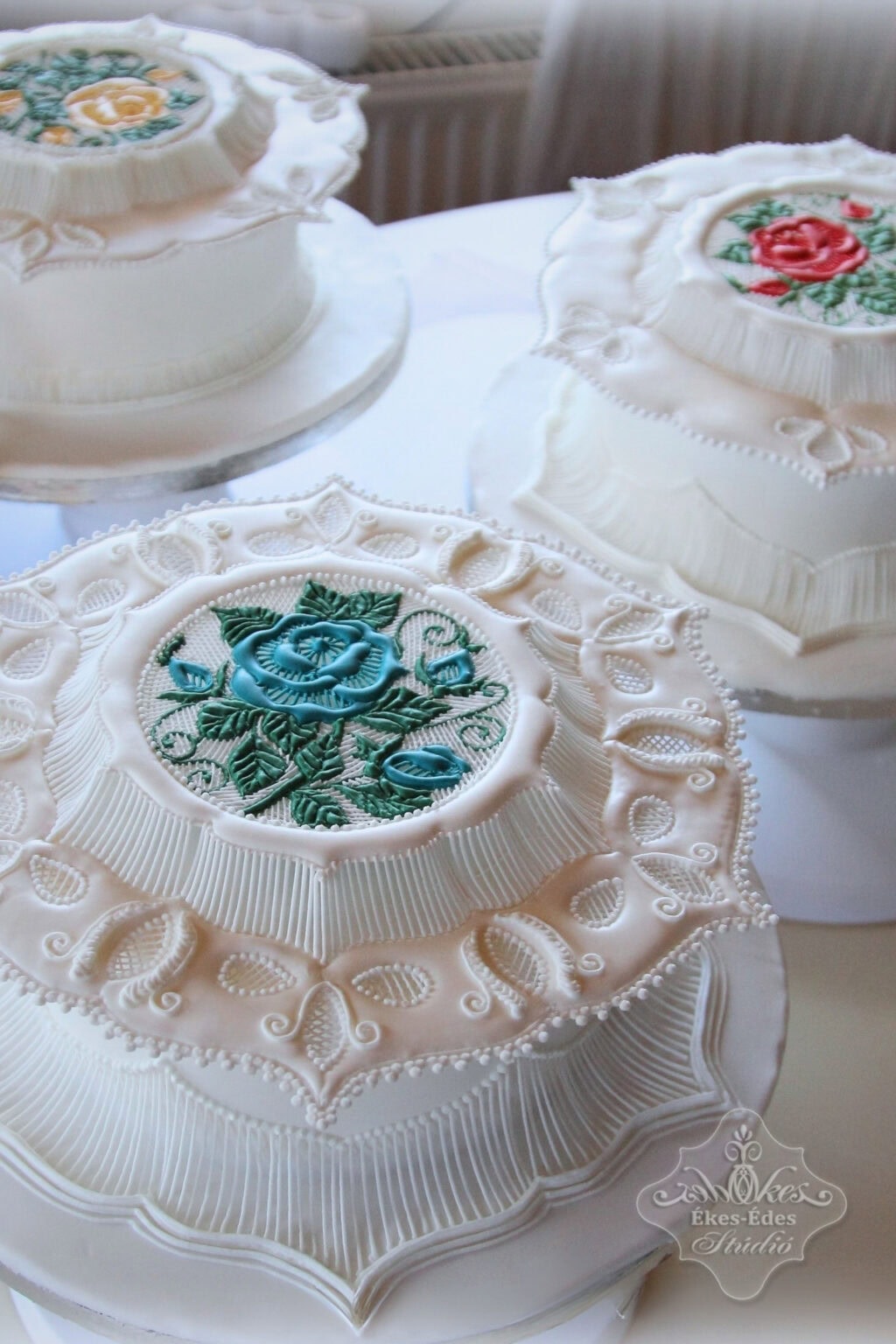 Royal icing string work panel technikával vegyes torták izgalmas színes kiemelt középpel.
