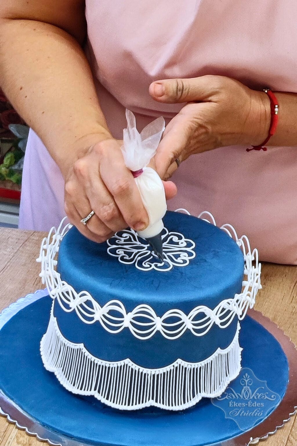 Royal icing kék torta tortafedél írókázása