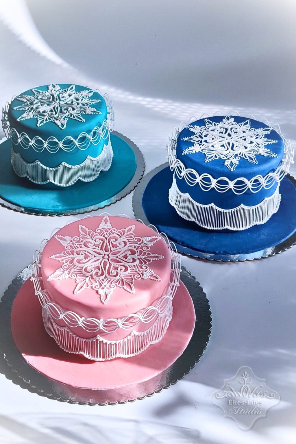 Royal icing string work technikával készült színes torták - tanfolyami munkadarabok a résztvevőktől.