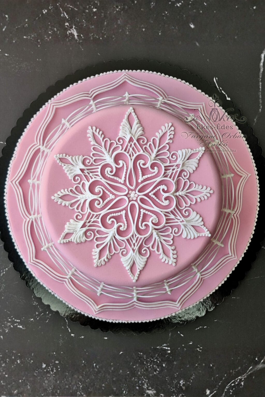 Royal icing string work torta felülnézetben - Vargáné Orbán Anikó oktató bemutatója