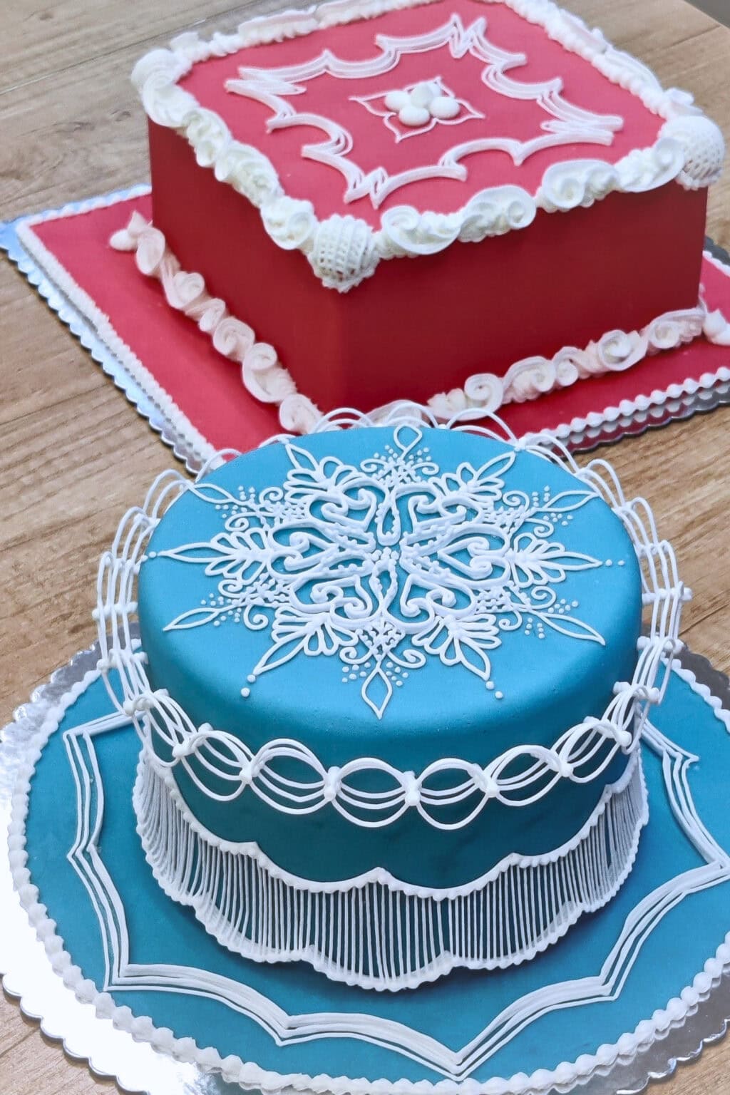 Royal icing overpiping és extension technikával készült tanulótorták.