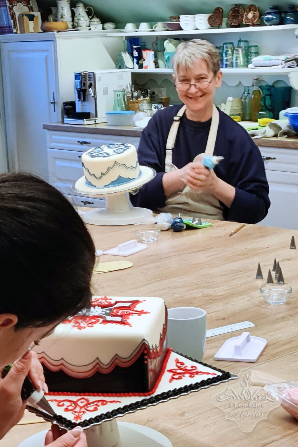 Royal icing tortadíszítő tanfolyam díszítés közben.