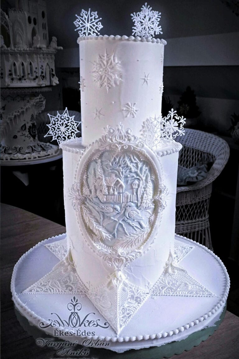 Téli torta, hópelyhek és royal icing díszítés.