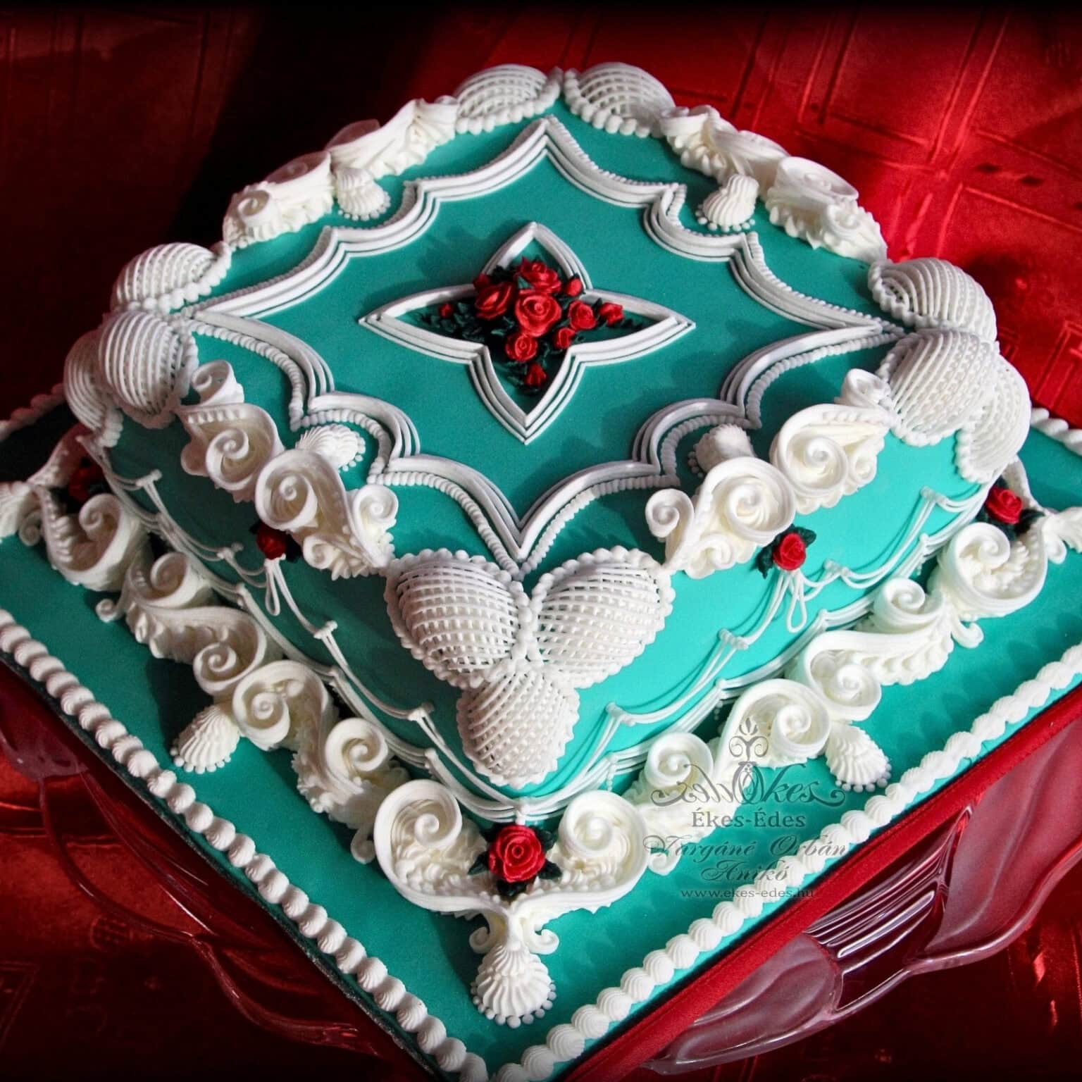 Royal icing overpiping technikával díszített torta, Vargáné Orbán Anikó oktató munkája