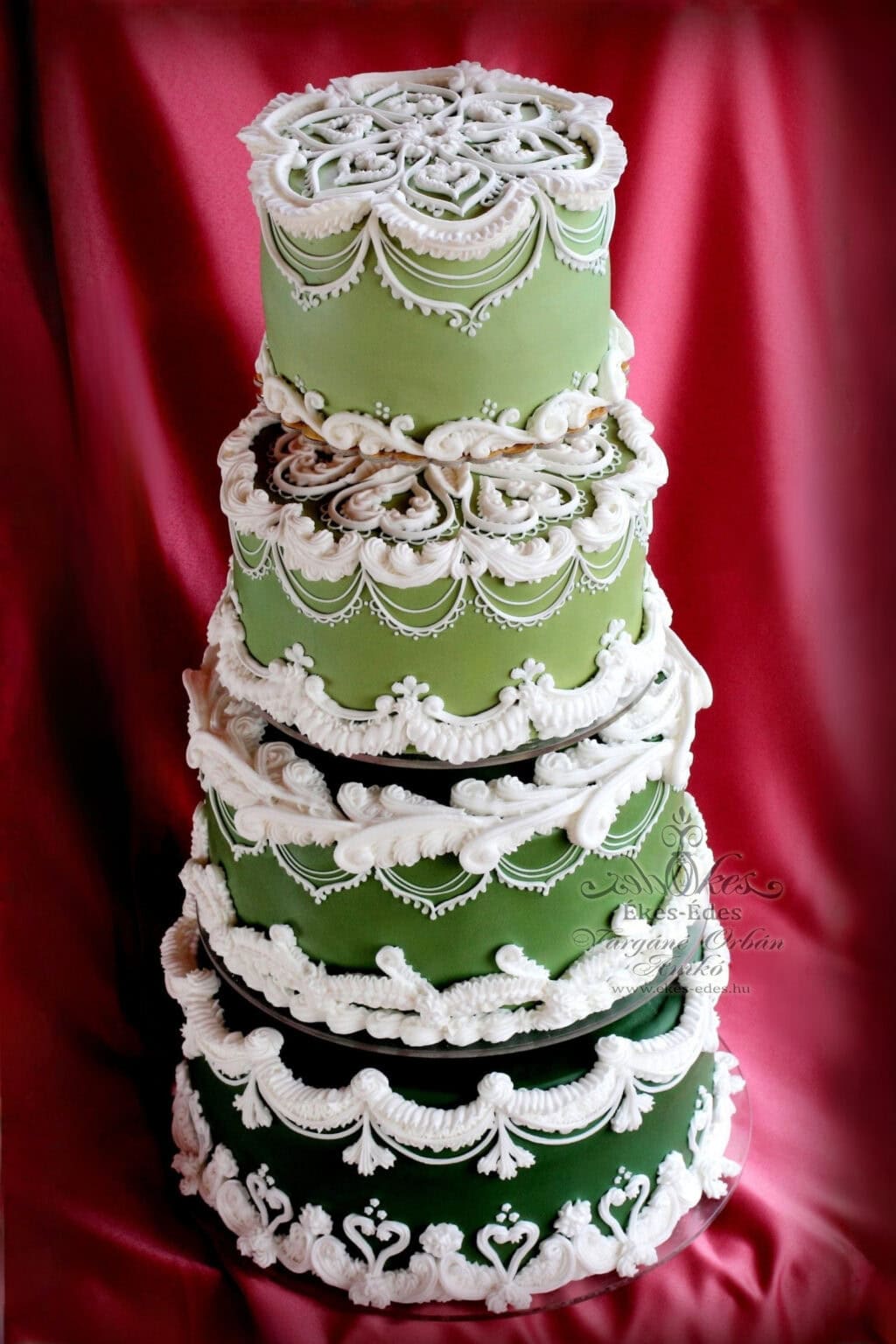 vargane-orban-aniko-royal-icing-overpiping-tiered-cake