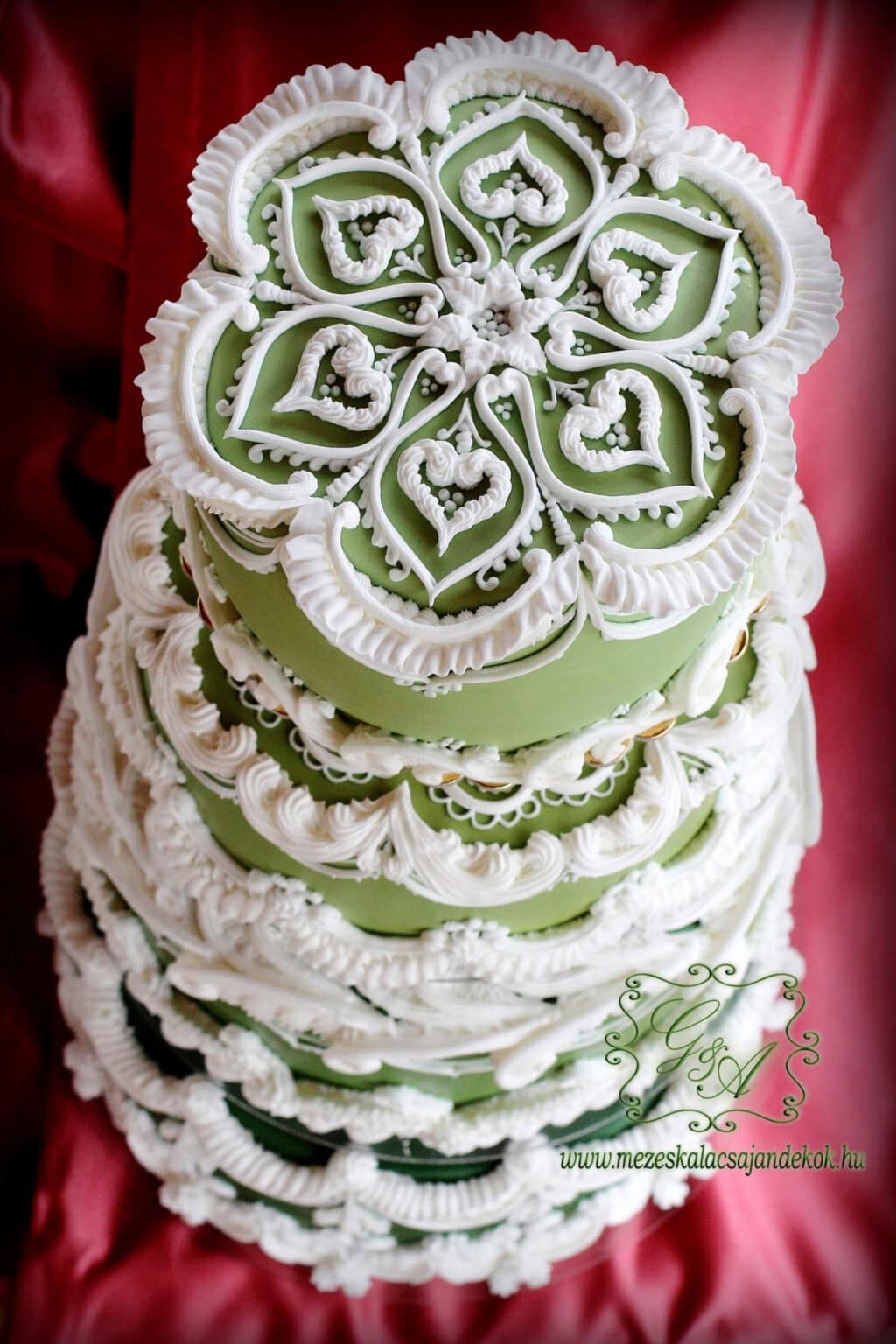 vargane-orban-aniko-royal-icing-overpiping-tiered-cake-2