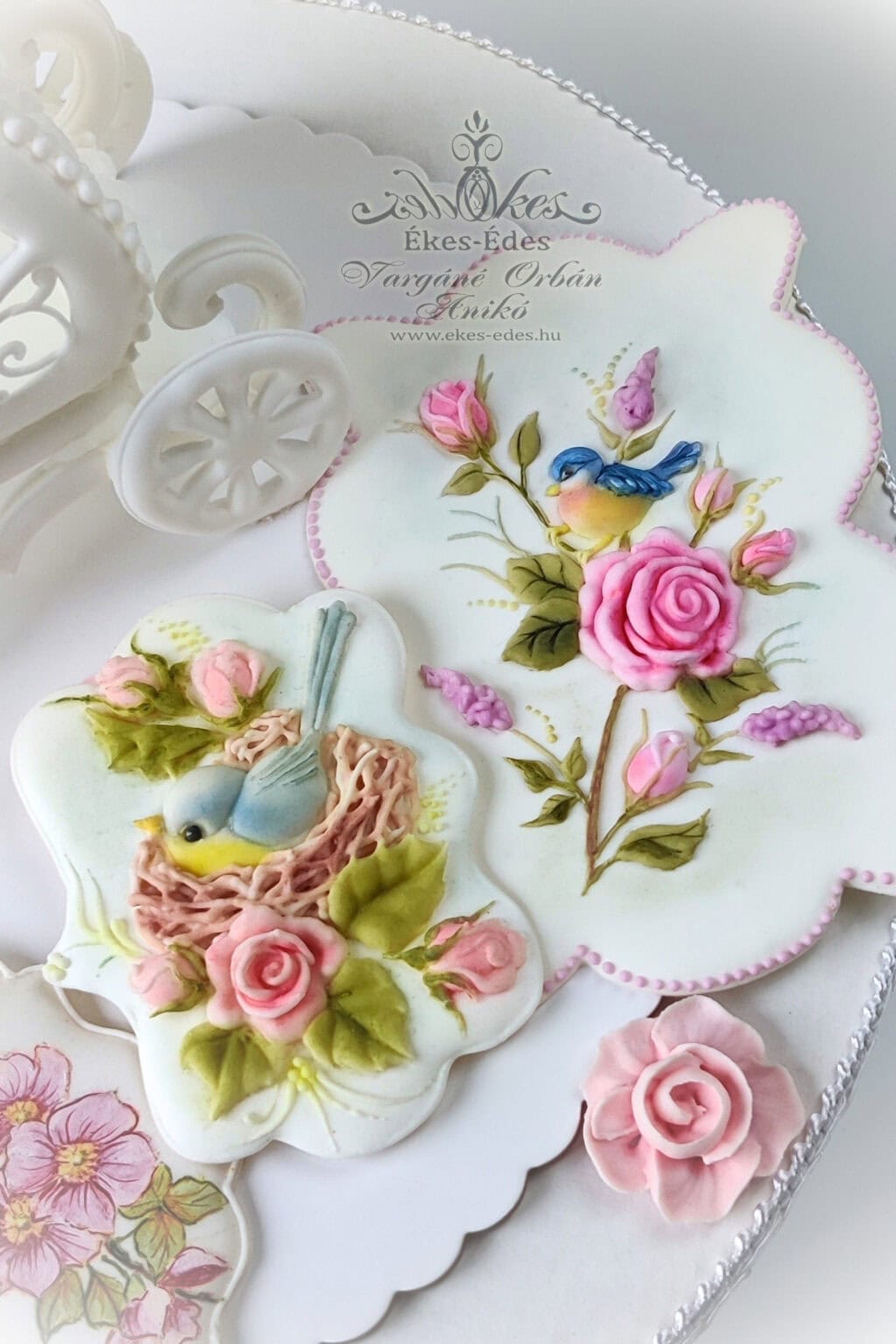Cukormázas panelek féldomborműves (royal icing pressure piping) virágos, madaras színes díszítéssel - Vargáné Orbán Anikó munkája.
