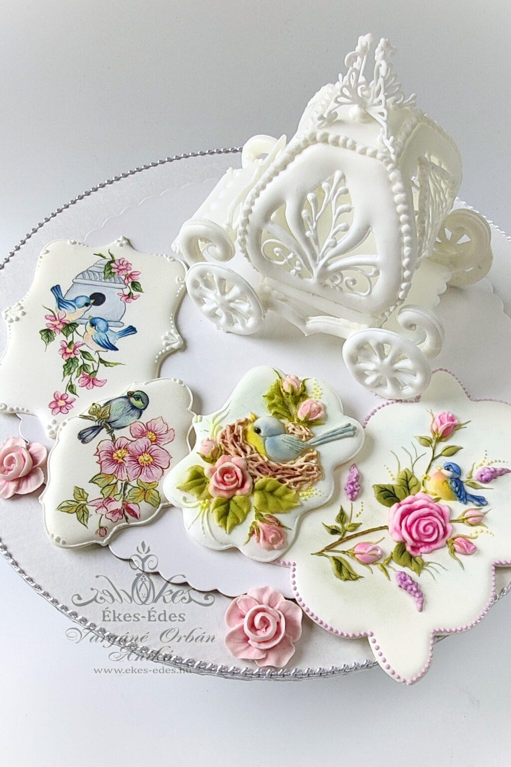 Royal icing térbeli csipke hintó és festett cukormáz panelek - Vargáné Orbán Anikó, Ékes-Édes Stúdió.